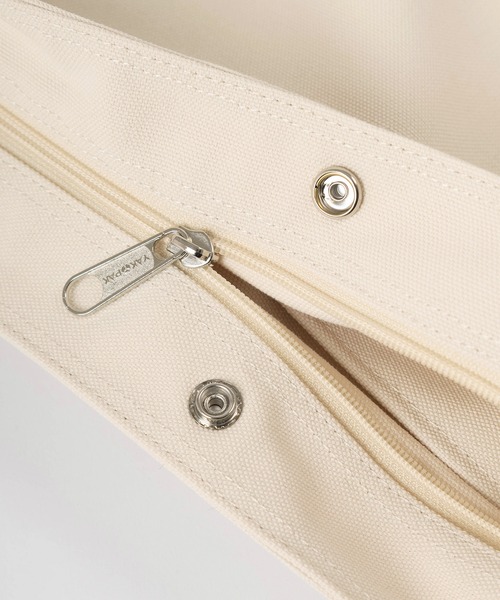 YAKPAK（ヤックパック）の「【YAK PAK/ヤックパック】ブランドロゴ ワンポイントピスネームタグ付 キャンバス生地 ビッグショルダーバッグ/A3サイズ収納可能（ショルダーバッグ・メンズ・ブラック/キナリ・FREE）」の4枚目の写真