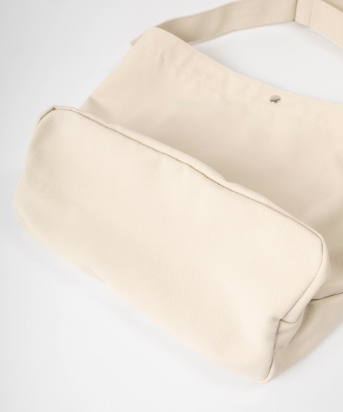 YAKPAK（ヤックパック）の「【YAK PAK/ヤックパック】ブランドロゴ ワンポイントピスネームタグ付 キャンバス生地 ビッグショルダーバッグ/A3サイズ収納可能（ショルダーバッグ・メンズ・ブラック/キナリ・FREE）」の12枚目の写真