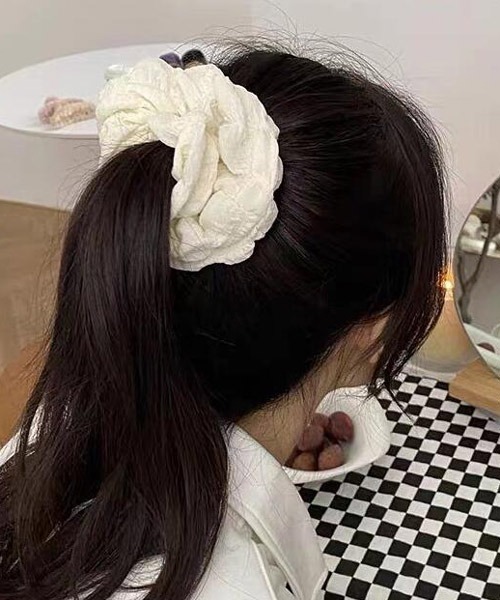 TONE SELECT GOODS（トーンセレクトグッズ）の「【float】シンプル サッカー生地 シュシュ（シュシュ・レディース・アイボリー/ブラック/ブラウン・FREE）」の2枚目の写真