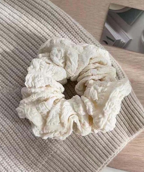 TONE SELECT GOODS（トーンセレクトグッズ）の「【float】シンプル サッカー生地 シュシュ（シュシュ・レディース・アイボリー/ブラック/ブラウン・FREE）」の4枚目の写真