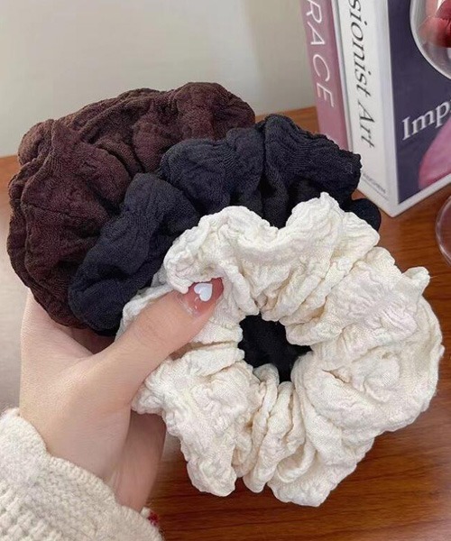 TONE SELECT GOODS（トーンセレクトグッズ）の「【float】シンプル サッカー生地 シュシュ（シュシュ・レディース・アイボリー/ブラック/ブラウン・FREE）」の6枚目の写真