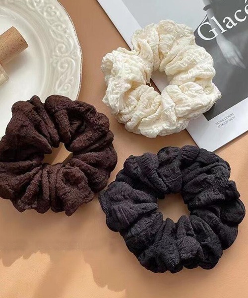 TONE SELECT GOODS（トーンセレクトグッズ）の「【float】シンプル サッカー生地 シュシュ（シュシュ・レディース・アイボリー/ブラック/ブラウン・FREE）」の5枚目の写真