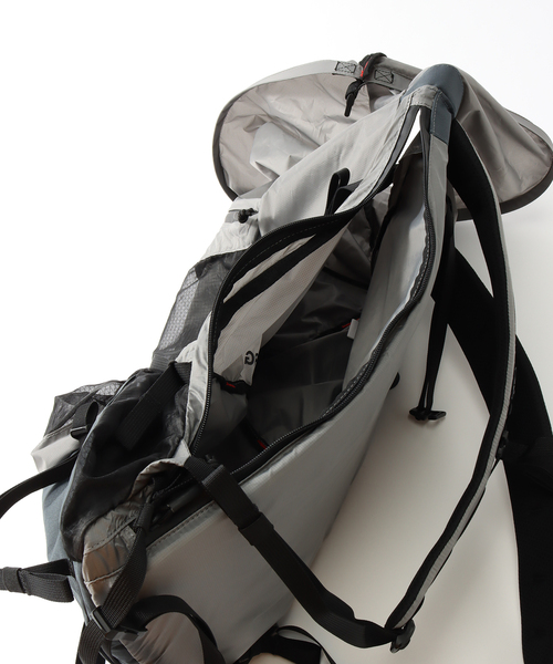 TERG(ターグ)の「【TERG / ターグ】ライトロールトップバックパック(バックパック/リュック・メンズ・ブラック/グレー・FREE)」の8枚目の写真