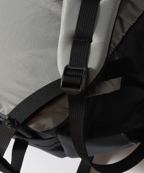 TERG(ターグ)の「【TERG / ターグ】ライトロールトップバックパック(バックパック/リュック・メンズ・ブラック/グレー・FREE)」の9枚目の写真