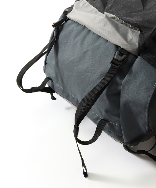 TERG(ターグ)の「【TERG / ターグ】ライトロールトップバックパック(バックパック/リュック・メンズ・ブラック/グレー・FREE)」の5枚目の写真