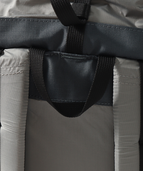 TERG(ターグ)の「【TERG / ターグ】ライトロールトップバックパック(バックパック/リュック・メンズ・ブラック/グレー・FREE)」の13枚目の写真