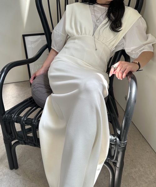 ULEULA(ウルア)の「ワイドサスジャンパースカート/深Vネックワンピース(ワンピース・レディース・アイボリー/ブラック・FREE)」の2枚目の写真