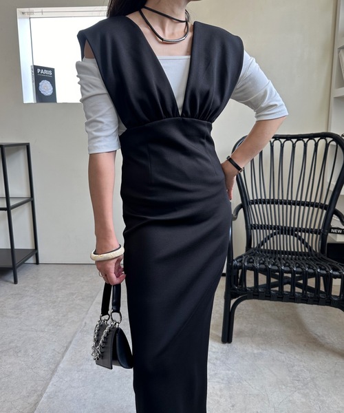 ULEULA(ウルア)の「ワイドサスジャンパースカート/深Vネックワンピース(ワンピース・レディース・アイボリー/ブラック・FREE)」の1枚目の写真