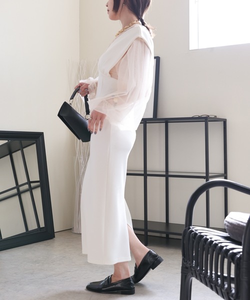 ULEULA(ウルア)の「ワイドサスジャンパースカート/深Vネックワンピース(ワンピース・レディース・アイボリー/ブラック・FREE)」の5枚目の写真