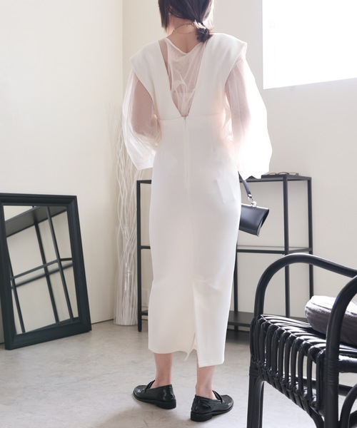 ULEULA(ウルア)の「ワイドサスジャンパースカート/深Vネックワンピース(ワンピース・レディース・アイボリー/ブラック・FREE)」の6枚目の写真