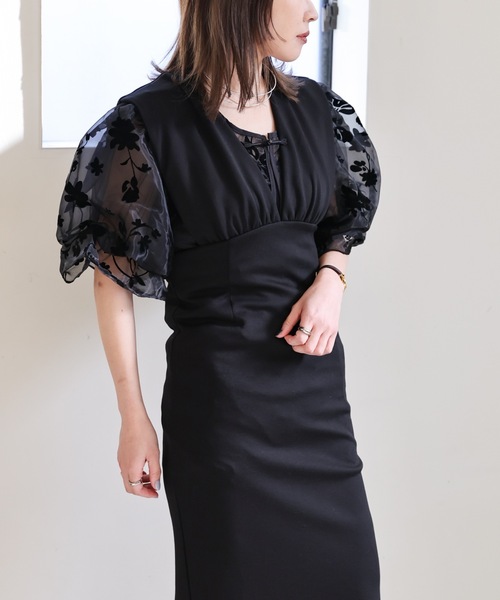 ULEULA(ウルア)の「ワイドサスジャンパースカート/深Vネックワンピース(ワンピース・レディース・アイボリー/ブラック・FREE)」の11枚目の写真