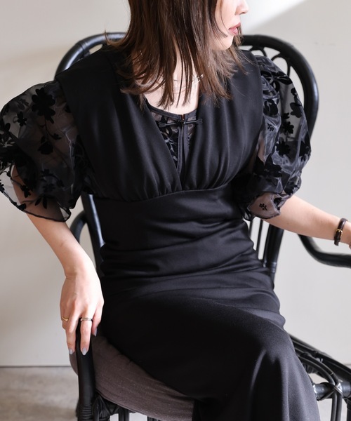 ULEULA(ウルア)の「ワイドサスジャンパースカート/深Vネックワンピース(ワンピース・レディース・アイボリー/ブラック・FREE)」の13枚目の写真