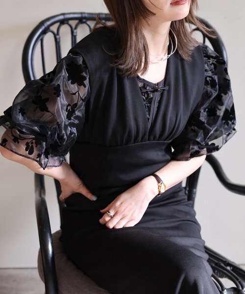 ULEULA(ウルア)の「ワイドサスジャンパースカート/深Vネックワンピース(ワンピース・レディース・アイボリー/ブラック・FREE)」の14枚目の写真