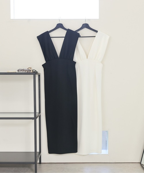 ULEULA(ウルア)の「ワイドサスジャンパースカート/深Vネックワンピース(ワンピース・レディース・アイボリー/ブラック・FREE)」の15枚目の写真