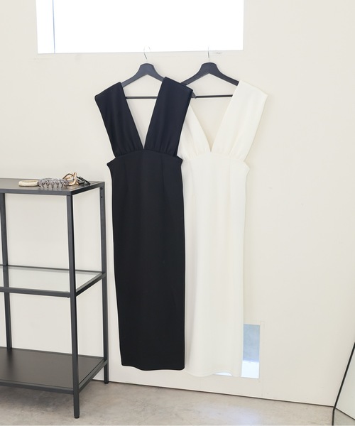 ULEULA(ウルア)の「ワイドサスジャンパースカート/深Vネックワンピース(ワンピース・レディース・アイボリー/ブラック・FREE)」の8枚目の写真
