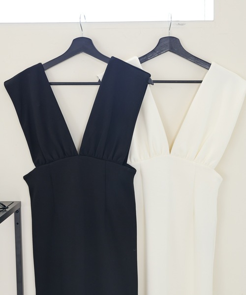 ULEULA(ウルア)の「ワイドサスジャンパースカート/深Vネックワンピース(ワンピース・レディース・アイボリー/ブラック・FREE)」の9枚目の写真