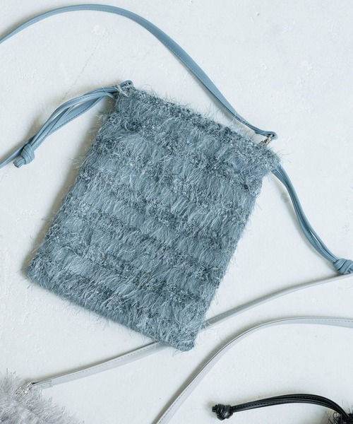LAKOLE(ラコレ)の「2WAYショルダーシャギー巾着 / 995564(ショルダーバッグ・レディース・グレー/ブラック/ブルー/アイボリー・FREE)」の1枚目の写真