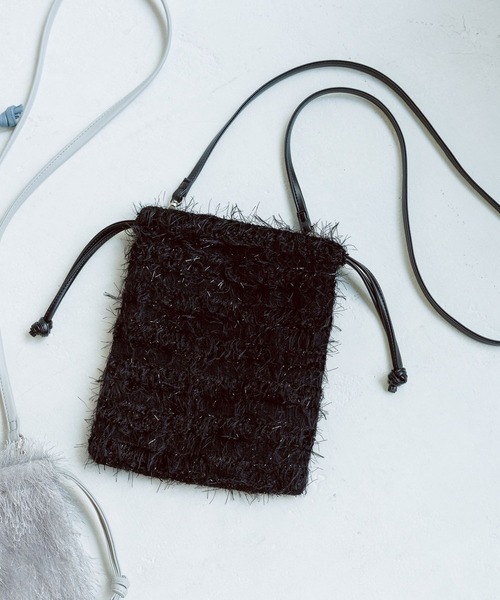 LAKOLE(ラコレ)の「2WAYショルダーシャギー巾着 / 995564(ショルダーバッグ・レディース・グレー/ブラック/ブルー/アイボリー・FREE)」の3枚目の写真