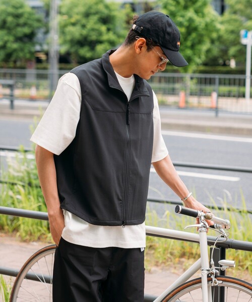 FREAK'S STORE(フリークスストア)の「速乾素材 リラックスフィット リネンライク ジップベスト リネン風 ホームケア(ベスト・メンズ・ブラック/オリーブ/オフホワイト/チャコールグレー・LARGE/SMALL/MEDIUM)」の11枚目の写真