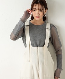 二層になった袖のデザインが特徴で、袖口にはメローステッチを施し、手元からエレガントな雰囲気をつくるシアードッキングラメカットソー
