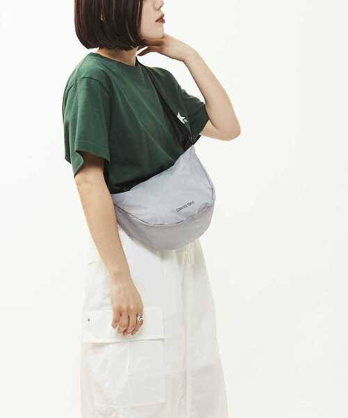 CONVERSE TOKYO（コンバーストウキョウ）の「LIPSTOP MOON SHOULDER BAG (SMALL)（ショルダーバッグ・レディース・オレンジ/ブラック/グレー・FREE）」の4枚目の写真
