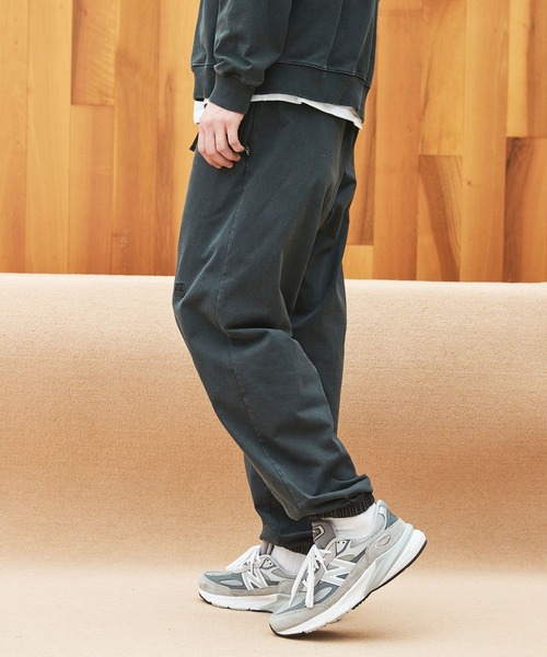 BAYFLOW（ベイフロー）の「【ウルマ×BAYFLOW】ヘビーオンスクールマックス天竺ジョガーパンツ[セットアップ可]（その他パンツ・メンズ・グレー/ブラック・MEDIUM/LARGE）」の4枚目の写真