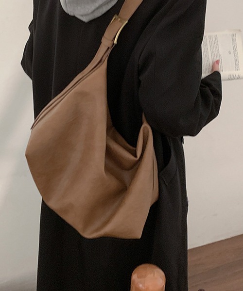 aimoha(アイモハ)の「PUレザー大きめショルダーバッグ(ショルダーバッグ・レディース・ブラック/ベージュ/チョコ/ブラウン・FREE)」の3枚目の写真