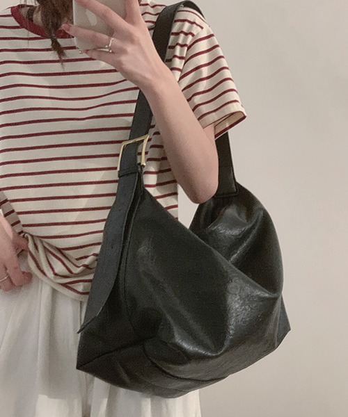 aimoha(アイモハ)の「PUレザー大きめショルダーバッグ(ショルダーバッグ・レディース・ブラック/ベージュ/チョコ/ブラウン・FREE)」の2枚目の写真