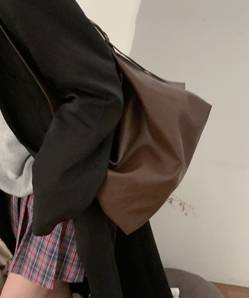 aimoha(アイモハ)の「PUレザー大きめショルダーバッグ(ショルダーバッグ・レディース・ブラック/ベージュ/チョコ/ブラウン・FREE)」の11枚目の写真