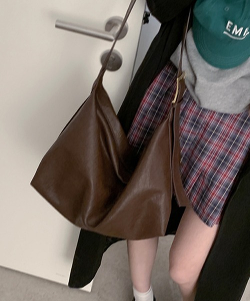 aimoha(アイモハ)の「PUレザー大きめショルダーバッグ(ショルダーバッグ・レディース・ブラック/ベージュ/チョコ/ブラウン・FREE)」の12枚目の写真