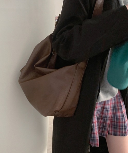 aimoha(アイモハ)の「PUレザー大きめショルダーバッグ(ショルダーバッグ・レディース・ブラック/ベージュ/チョコ/ブラウン・FREE)」の14枚目の写真