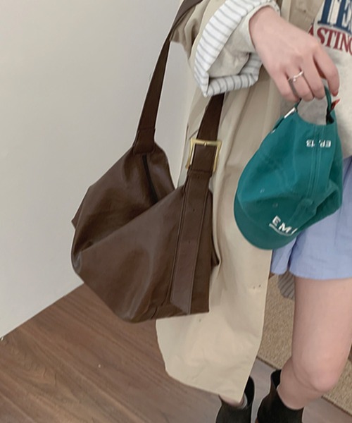 aimoha(アイモハ)の「PUレザー大きめショルダーバッグ(ショルダーバッグ・レディース・ブラック/ベージュ/チョコ/ブラウン・FREE)」の22枚目の写真