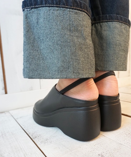 APOM（アポム）の「プラットフォームパテッドサンダル 80