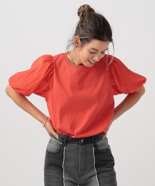 BAYFLOW（ベイフロー）の「[シアーな袖が旬]パフスリーブＴシャツ（Tシャツ/カットソー・レディース・オフホワイト/レッド/ブラック・FREE）」の2枚目の写真