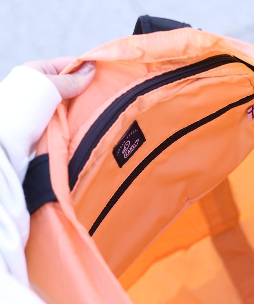 sankyo shokai（サンキョウショウカイ）の「[KAKSI] ショルダーバッグ 軽量 折りたたみ トート付き（ショルダーバッグ・レディース・サーモンピンク/ライトグレー/ライトベージュ/ブラック/カーキ・FREE）」の7枚目の写真