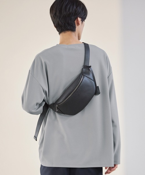 ESSENTIALS WARDROBE(エッセンシャルワードローブ)の「合成皮革ミニボディバッグキーチャーム付き(ボディバッグ/ウエストポーチ・メンズ・ブラック・FREE)」の2枚目の写真