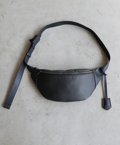 ESSENTIALS WARDROBE(エッセンシャルワードローブ)の「合成皮革ミニボディバッグキーチャーム付き(ボディバッグ/ウエストポーチ・メンズ・ブラック・FREE)」の4枚目の写真