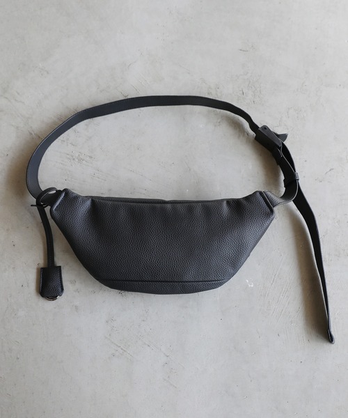 ESSENTIALS WARDROBE(エッセンシャルワードローブ)の「合成皮革ミニボディバッグキーチャーム付き(ボディバッグ/ウエストポーチ・メンズ・ブラック・FREE)」の5枚目の写真