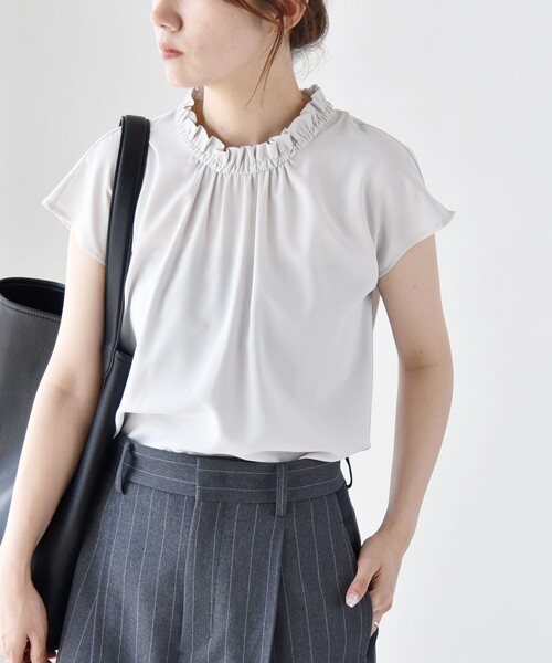 quaranciel(カランシエル)の「quaranciel:〈手洗い可能〉フレンチスリーブ フリル ハイネック ブラウス(シャツ/ブラウス・レディース・ライトグレー/ネイビー・ONE SIZE)」の2枚目の写真