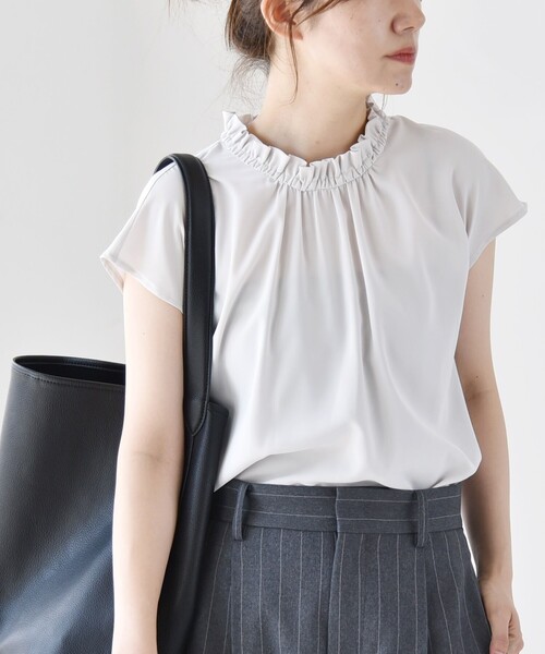 quaranciel(カランシエル)の「quaranciel:〈手洗い可能〉フレンチスリーブ フリル ハイネック ブラウス(シャツ/ブラウス・レディース・ライトグレー/ネイビー・ONE SIZE)」の4枚目の写真