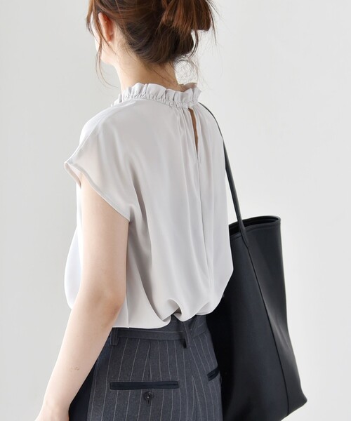 quaranciel(カランシエル)の「quaranciel:〈手洗い可能〉フレンチスリーブ フリル ハイネック ブラウス(シャツ/ブラウス・レディース・ライトグレー/ネイビー・ONE SIZE)」の5枚目の写真