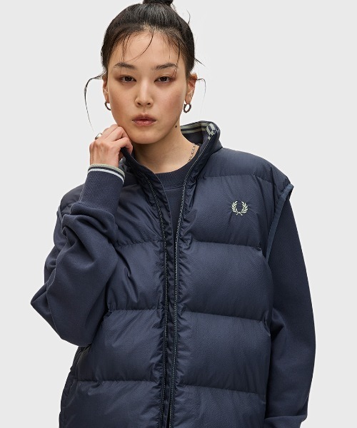 【極美品】FRED PERRY ファー付 ダウンベスト チェック グレー L Insulated Gilet／インサレーテッド中綿ベスト（ダウンベスト）｜FRED