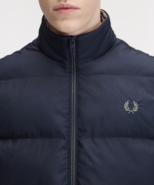 FRED PERRY（フレッドペリー）の「Insulated Gilet／インサレーテッド中綿ベスト（ダウンベスト・メンズ・ブラック/オートミール/ダークカーキ/ブラウン/ダークブルー/ブラック系その他・S/M/L）」の12枚目の写真