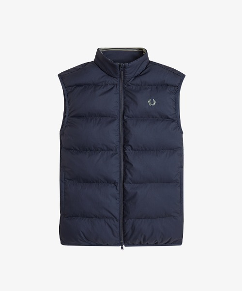 FRED PERRY（フレッドペリー）の「Insulated Gilet／インサレーテッド中綿ベスト（ダウンベスト・メンズ・ブラック/オートミール/ダークカーキ/ブラウン/ダークブルー/ブラック系その他・S/M/L）」の14枚目の写真