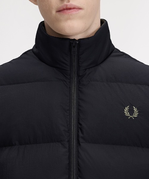 FRED PERRY（フレッドペリー）の「Insulated Gilet／インサレーテッド中綿ベスト（ダウンベスト・メンズ・ブラック/オートミール/ダークカーキ/ブラウン/ダークブルー/ブラック系その他・S/M/L）」の8枚目の写真