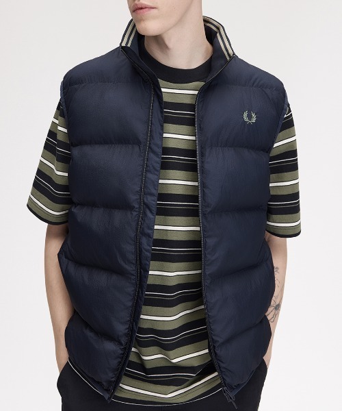 FRED PERRY（フレッドペリー）の「Insulated Gilet／インサレーテッド中綿ベスト（ダウンベスト・メンズ・ブラック/オートミール/ダークカーキ/ブラウン/ダークブルー/ブラック系その他・S/M/L）」の16枚目の写真