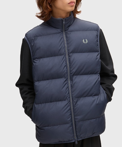 FRED PERRY（フレッドペリー）の「Insulated Gilet／インサレーテッド中綿ベスト（ダウンベスト・メンズ・ブラック/オートミール/ダークカーキ/ブラウン/ダークブルー/ブラック系その他・S/M/L）」の22枚目の写真