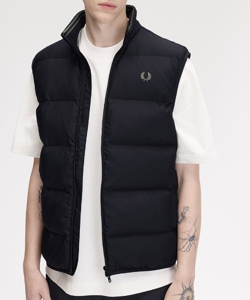 FRED PERRY（フレッドペリー）の「Insulated Gilet／インサレーテッド中綿ベスト（ダウンベスト・メンズ・ブラック/オートミール/ダークカーキ/ブラウン/ダークブルー/ブラック系その他・S/M/L）」の21枚目の写真