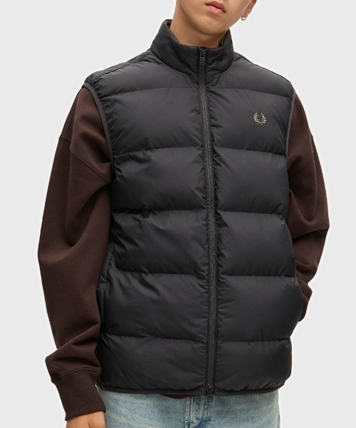 FRED PERRY（フレッドペリー）の「Insulated Gilet／インサレーテッド中綿ベスト（ダウンベスト・メンズ・ブラック/オートミール/ダークカーキ/ブラウン/ダークブルー/ブラック系その他・S/M/L）」の18枚目の写真