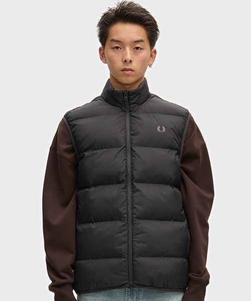 FRED PERRY（フレッドペリー）の「Insulated Gilet／インサレーテッド中綿ベスト（ダウンベスト・メンズ・ブラック/オートミール/ダークカーキ/ブラウン/ダークブルー/ブラック系その他・S/M/L）」の19枚目の写真